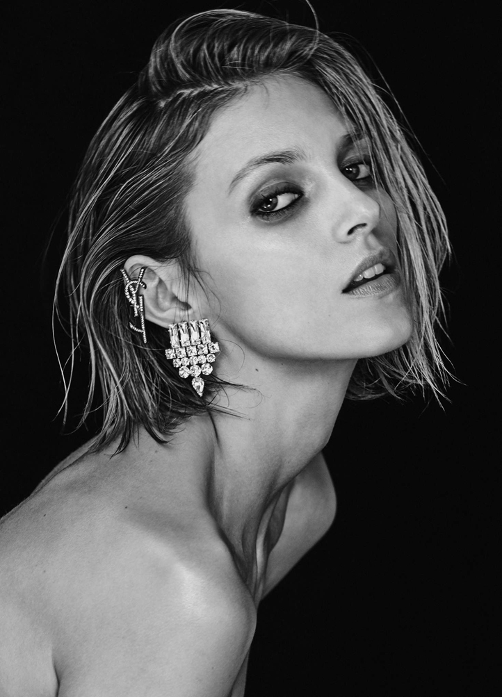 Anja-Rubik_-Vogue-Ukraine-2017--05.jpg