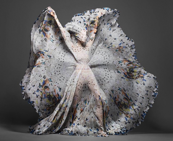 alexander mcqueen,mcqueen,sarah burton,art direction,damien hirst,solve sundsbo,art project,video,skulls scarves,scarf,silk,soie,skulls,skull,signature,limited edition,édition limitée,femme,women,fashion,mode,luxe,luxury,britannique,london,2013,féminin,art,keiring,ppr,show,ready to wear,rtw,prêt à porter,pap,haute couture