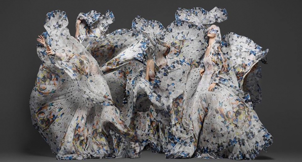 alexander mcqueen,mcqueen,sarah burton,art direction,damien hirst,solve sundsbo,art project,video,skulls scarves,scarf,silk,soie,skulls,skull,signature,limited edition,édition limitée,femme,women,fashion,mode,luxe,luxury,britannique,london,2013,féminin,art,keiring,ppr,show,ready to wear,rtw,prêt à porter,pap,haute couture