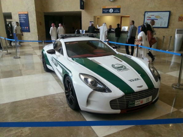 police,dubai,voitures,luxe,cars,car,luxury,chevrolet,camaro,bentley,continental gt,mercedes-benz,sls amg,ferrari,ff,lamborghini,aventador,aston martin,one 77,bugatti,veyron,moyen orient,pétrol,dollars,richesses,riche