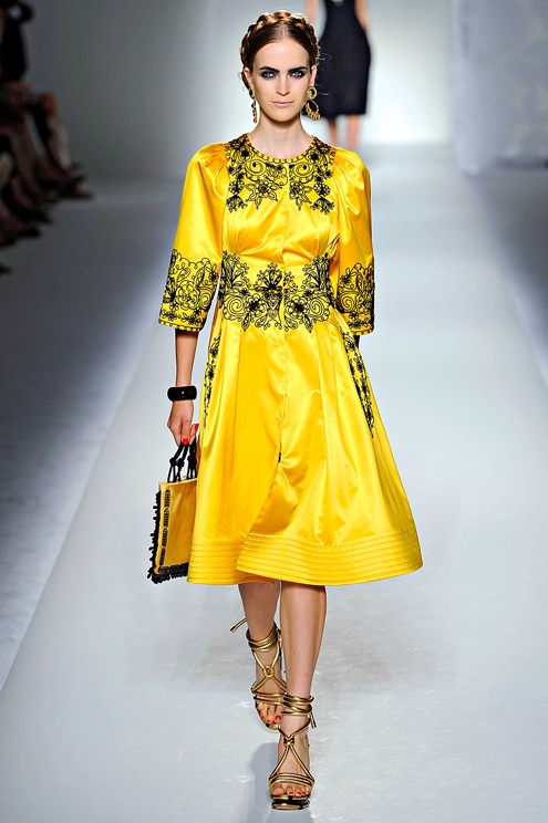 moschino-rtw-spring2012-runway-013_091408312804.jpg