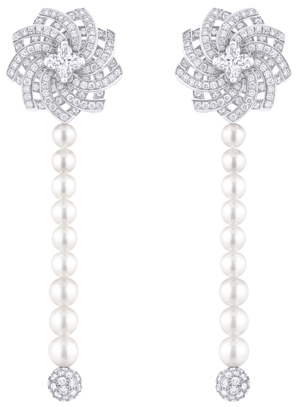 malletier,louis vuitton,lvmh,marc jacobs,fashion,mode,designer,art director,directeur artistique,luxe,luxury,artistique,paris,place vendôme,boutique,store,art,fashion collection,élégance,haute joaillerie,high jewellery,jewelry,joaillerie,lorenz bäumer,voyage dans le temps,monogram infiniti,diamonds,diamants,or gris,gold grey,parure,bague,ring,collier,necklace