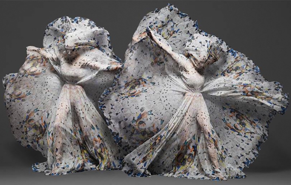 alexander mcqueen,mcqueen,sarah burton,art direction,damien hirst,solve sundsbo,art project,video,skulls scarves,scarf,silk,soie,skulls,skull,signature,limited edition,édition limitée,femme,women,fashion,mode,luxe,luxury,britannique,london,2013,féminin,art,keiring,ppr,show,ready to wear,rtw,prêt à porter,pap,haute couture