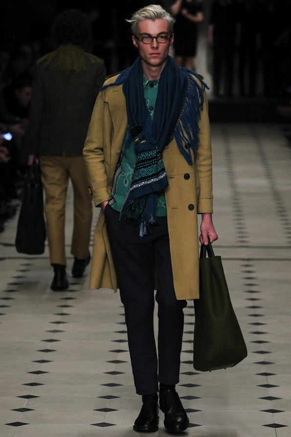 burberry prorsum,burberry,christopher bailey,london,londres,milan,milano,luxe,luxury,fluo,tendances,trends,mode,fashion designer,designer,créateur de mode,chic,élégant,dandy,color,couleur,gentlemen,gentleman,accessoires,accessories,accessory,central park,new-york,direction artistique,direction,creative director,fashion show,défilé,homme,hommes,man,men,menswear,femme,femmes,woman,women,womenswear,automne,hiver,fall,winter,2015