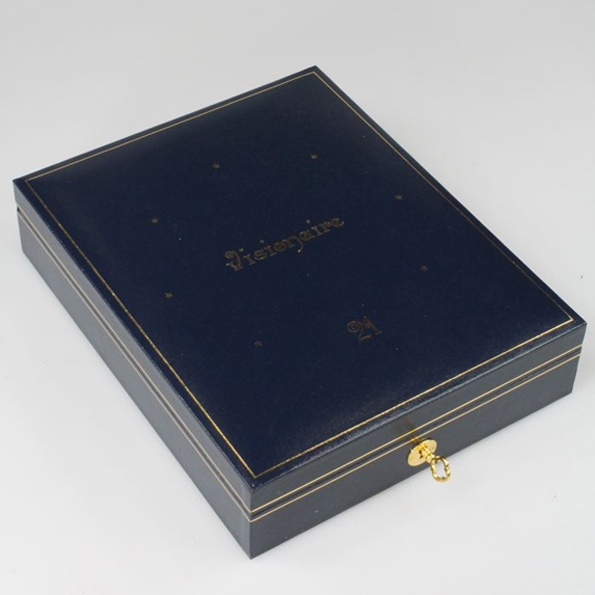 visionaire,fashion,magazine,fashion magazine,new-york,mode,luxe,luxury,exclusif,rare,édition limitée,limited edition,vente aux enchère,auction,bonhams,bonhams 1793