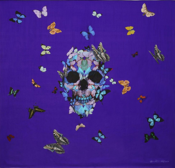 alexander mcqueen,mcqueen,sarah burton,art direction,damien hirst,solve sundsbo,art project,video,skulls scarves,scarf,silk,soie,skulls,skull,signature,limited edition,édition limitée,femme,women,fashion,mode,luxe,luxury,britannique,london,2013,féminin,art,keiring,ppr,show,ready to wear,rtw,prêt à porter,pap,haute couture