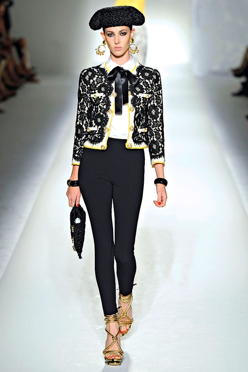 moschino-rtw-spring2012-runway-005_091402995269.jpg