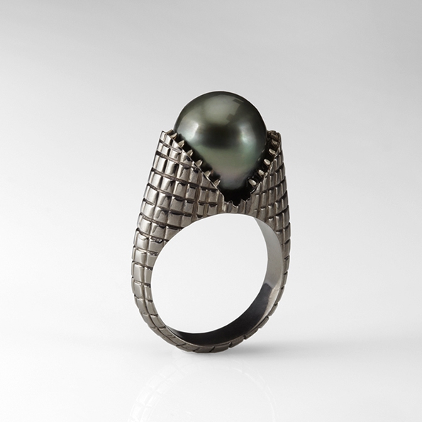 amanda campbell,slight jewelry,new-york,brooklyn,usa,états-unis,america,amérique,jewellery,jewelry,fine jewellery,fine jewelry,joaillerie,création,bijoux,or,argent,gold,silver,diamant,diamond,ring,bague,manchette,cuff,bracelet,braaains,grey diamond rings,metamorphosis