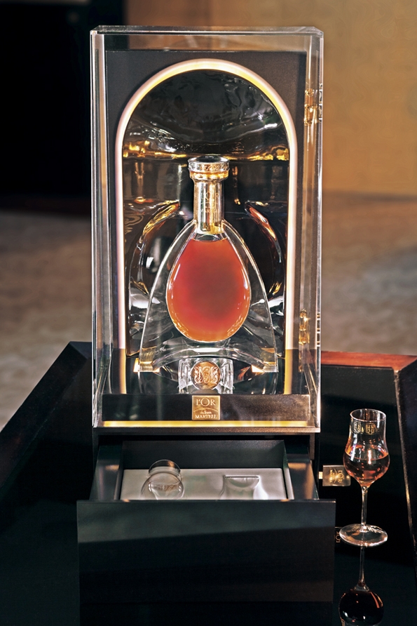 l'or de jean martell,martell,cognac,collaboration,eric gizard,designer,design,or,jean martell,rare,coffret,box,édition,edition,limitée,limited,chai,borderies,région,france,french,art de vivre,lifestyle,liquor,luxury,luxe,histoire,héritage,legacy,prestige,bottle,craftmanship,craft,élégance,elegance,eau-de-vie