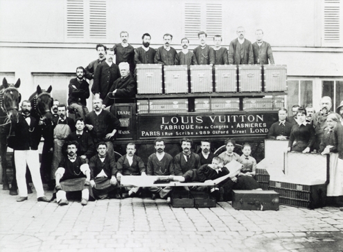 Vuitton family and employees.jpg