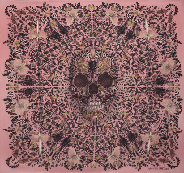 alexander mcqueen,mcqueen,sarah burton,art direction,damien hirst,solve sundsbo,art project,video,skulls scarves,scarf,silk,soie,skulls,skull,signature,limited edition,édition limitée,femme,women,fashion,mode,luxe,luxury,britannique,london,2013,féminin,art,keiring,ppr,show,ready to wear,rtw,prêt à porter,pap,haute couture