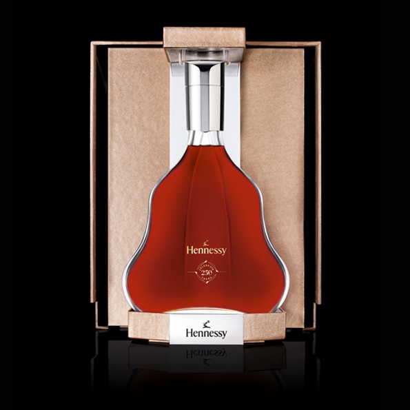 hennessy,250 ans,anniversaire,anniversary,hennessy 250 tour,coupe hennessy 250,yann fillioux,assembleur,maître de chai,cognac,xo,lvmh,louis vuitton,moët,luxe,liquor,french,eau de vie,gastronomie,art de vivre,lifestyle,flavor,décanteur,decanter,limited edition,bottle,spiritueux,rare,prestigieux,prestigious,blogueur,blogger,tendances,trends,rich,rich kids,art,concept