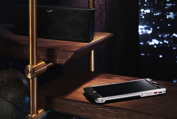 vertu,luxury,luxe,smartphone,téléphone portable,vertu signature,vertu constellation,constellation,vertu ti,personnalisation,sur mesure,made to order,monogram,service,services,mode,fashion,tendances,trends,chic,geek,handmade,fait main,cuir,leather,gamme audio,bang & olufsen,casque hp1v,casque,hp1v,headphones,helmet,haut parleur,sp1v,audio speaker,speaker,speaker wireless,enceinte sans fil,enceinte audio,enceinte