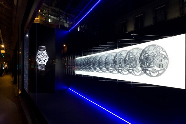 piaget,yves piaget,montre,watch,altiplano,plongez dans l'univers exceptionnel de l'extra-plat en allant dé,rue mogador à paris. du 16 novembre au 6 décembre 2013,un hologramme inédit en france vous fera découvrir une montre al,la maison piaget expose son tout dernier record du monde dans un,résolument inscrite dans la génétique de la marque et ovationnée,affiche l’extrême finesse de son mouvement squelette automatique,la maison piaget a souhaité dévoiler une vitrine digitale innova,celle de la quatrième dimension. appréhendez l’horlogerie sous l,un concours a été organisé en parallèle du lancement de la vitri,l’heureux gagnant aura la chance de se rendre en suisse au proch,évènement exclusivement réservé aux professionnels.   pour parti,il suffit de se rendre devant la vitrine des galeries lafayette,rue mogador,de visionner l’hologramme et de se connecter au site internet dé,en flashant ce qr code ici ou directement via la vitrine avec vo,shop,galeries lafayette,holographie,holographic,digital,event,horlogerie,horology,rose,collection,flower,joaillier,jewellery,pink,fashion,mode,luxe,luxury,collier,bague,necklace,ring,or,gold,white gold,diamants,diamonds,saphir,calcédoine,taille