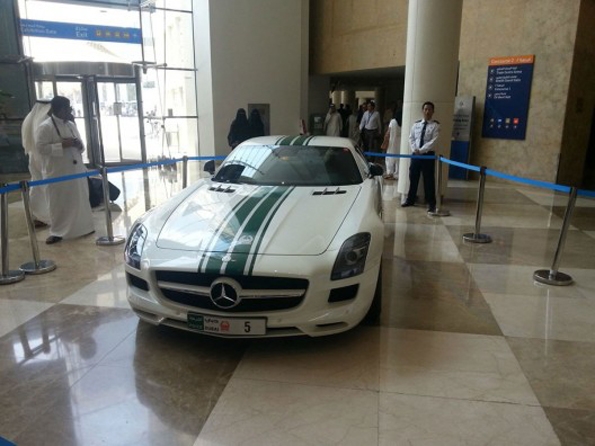 police,dubai,voitures,luxe,cars,car,luxury,chevrolet,camaro,bentley,continental gt,mercedes-benz,sls amg,ferrari,ff,lamborghini,aventador,aston martin,one 77,bugatti,veyron,moyen orient,pétrol,dollars,richesses,riche