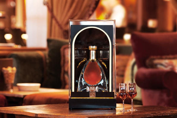 l'or de jean martell,martell,cognac,collaboration,eric gizard,designer,design,or,jean martell,rare,coffret,box,édition,edition,limitée,limited,chai,borderies,région,france,french,art de vivre,lifestyle,liquor,luxury,luxe,histoire,héritage,legacy,prestige,bottle,craftmanship,craft,élégance,elegance,eau-de-vie